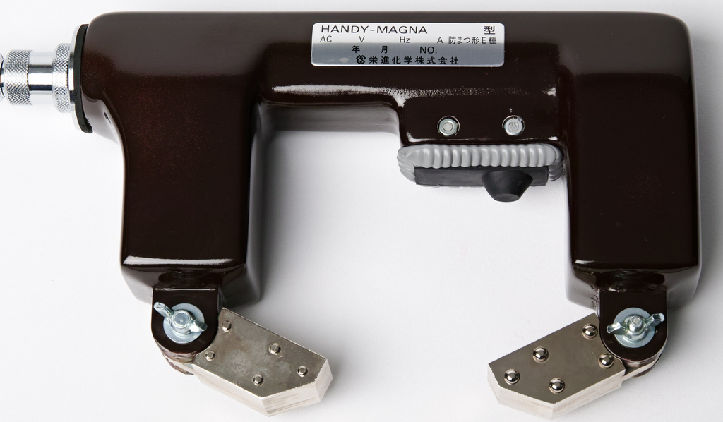 携帯用極間式磁粉探傷器ハンディマグナA-1型